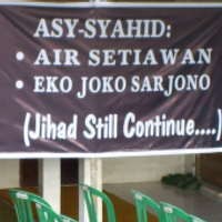  Spanduk Syahid Terpasang di Rumah Air dan Eko 