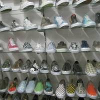 Laris Manis Berkat Warna Warni Sneakers