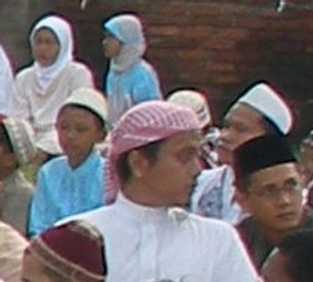 Saifuddin Sering Berjubah, Kadang Bersorban, Kadang Berpeci 