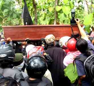 Air Setiawan dan Eko Peyang Dimakamkan