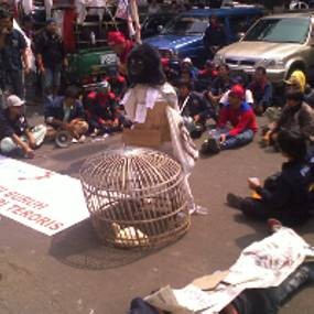 Nilai PHI Buruk, Buruh Bawa Ayam Putih ke PN Bandung