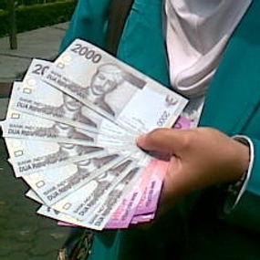 Warga Antre Tukar Uang Rp 2 Ribu Baru