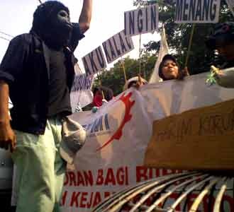 Buruh Toshiba Geruduk PN Bandung 