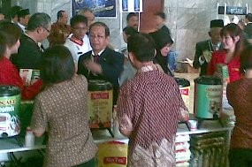 Pengunjung Geruduk Stand Pedagang di Lobi DPR