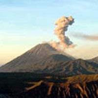 500 Pendaki Rayakan HUT ke-64 RI di Puncak Mahameru