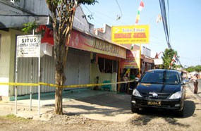 Perampok Bersenpi Garong Toko Emas