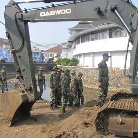 1.600 Orang Bersihkan Sungai Cikapundung