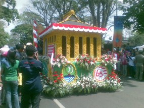 Agustusan, Ratusan Kendaraan Hias Pawai Keliling Bandung