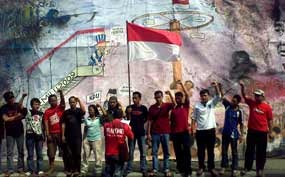 Karikatur Raksasa Anti Neolib Warnai Peringatan HUT RI ke-64