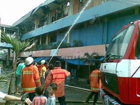 Pasar Rumput Terbakar, 21 Mobil Pemadam Dikerahkan