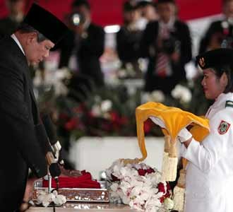 Upacara Penurunan Sang Merah Putih