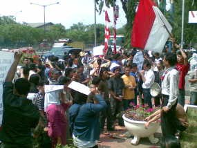 Ratusan Pedagang Koja Geruduk Walikota Jakut