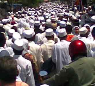 Ribuan Pelayat Antar Jenazah KH Asrori