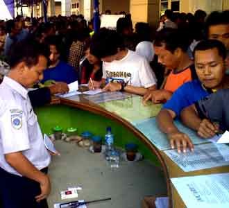 Antre Tiket KA di Stasiun Senen