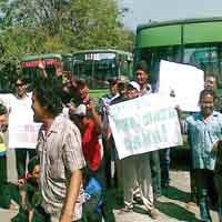 Sopir dan Kernet Bus Surabaya-Mojokerto Demo Dishub Jatim 