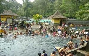 Ramai-ramai Berendam Air Panas di Cangar Jelang Puasa