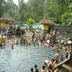 Ramai-ramai Berendam Air Panas di Cangar Jelang Puasa