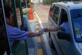 Petugas Tol Drop Recehan ke Gerbang Tol