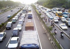 Kontainer Terbalik, Tol Cikampek Macet 2 Km