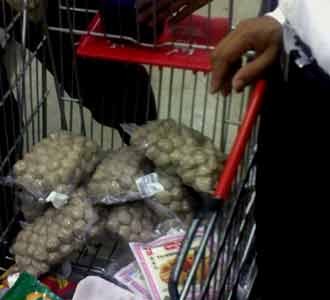 Polisi Razia Makanan Kadaluwarsa