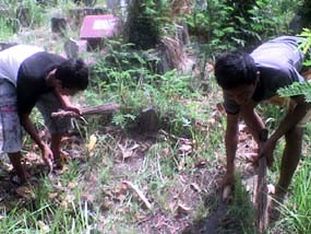 Jelang Ramadan, Bocah-bocah Mengais Rezeki di Makam