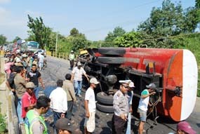 Truk Tangki Terguling di Jalur Pantura, Lalin Padat 