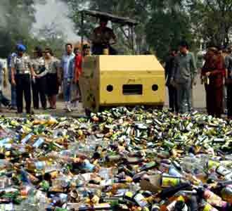 Ribuan Botol Miras Dimusnahkan