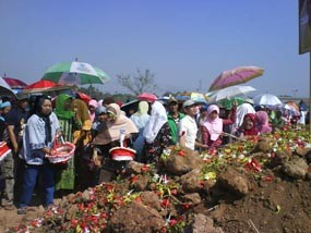 Ramadan, Korban Lumpur Lapindo Tabur Bunga & Tuntut Bakrie