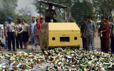 Ribuan Botol Miras Dimusnahkan