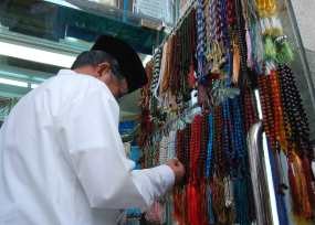 Ngabuburit di Mal, JK Beli Arloji dan Tasbih