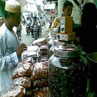 Penjual Kurma di Kawasan Ampel Meraup Untung
