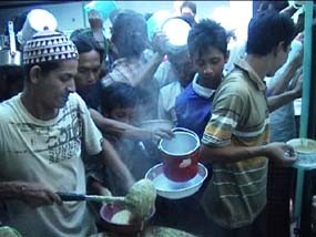 Berbuka Bubur Arab Gratis di Masjid Muhdlor 