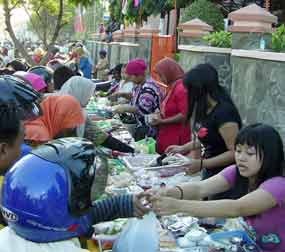 Ramadan, PSK dan Penyanyi Kafe Sumenep Jual Takjil
