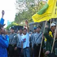 Pelantikan Anggota DPRD Surabaya Digoyang Unjuk Rasa 