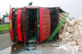 Mobil Boks Terguling, Arus Lalin Bandung-Sumedang Macet 5 KM