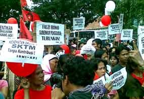 Jelang Pelantikan, Gedung DPRD DKI Jakarta Didemo Massa 