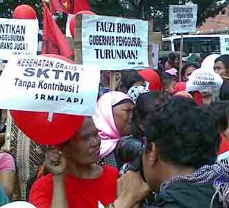 Ratusan Orang Geruduk DPRD DKI