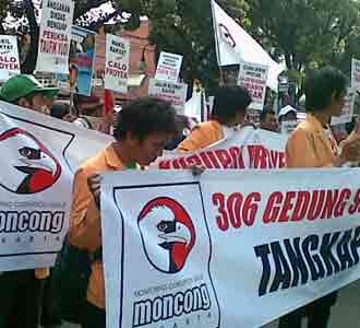 Moncong & The Jakmania Serbu DPRD DKI