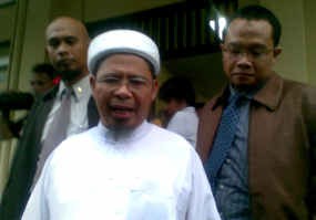 Barisan Muda Betawi Coba Bubarkan Jumpa Pers Abu Jibril