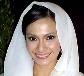 Ersa Mayori Cantik Berkerudung Putih