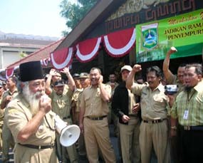 Tuntut Gaji, Ratusan Kades Demo Bupati 