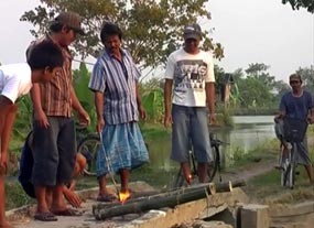 Tunggu Bedug Maghrib, Warga Kota Soto Sulut Meriam Bambu