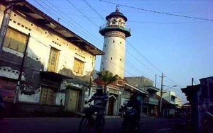 Masjid Menara Semarang, Bertahan dari Gerusan Rob