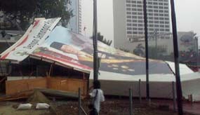 Foke Cuma Melongok dari Kaca Mobil