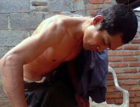 Dituduh Teroris, Pria Kurang Gaul Diusir Warga