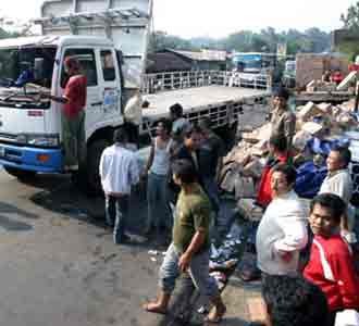Truk Air Mineral Terbalik