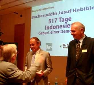 Habibie Luncurkan Buku di Jerman