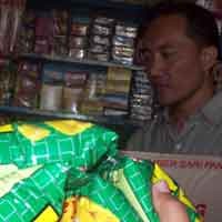 Razia Makanan dan Minuman, Petugas Temukan Makanan Berjamur