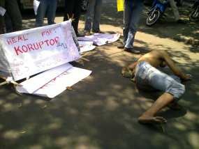 Keranda Koruptor Dilempari Telur