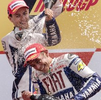 Rossi Berharap Perlawanan Lorenzo